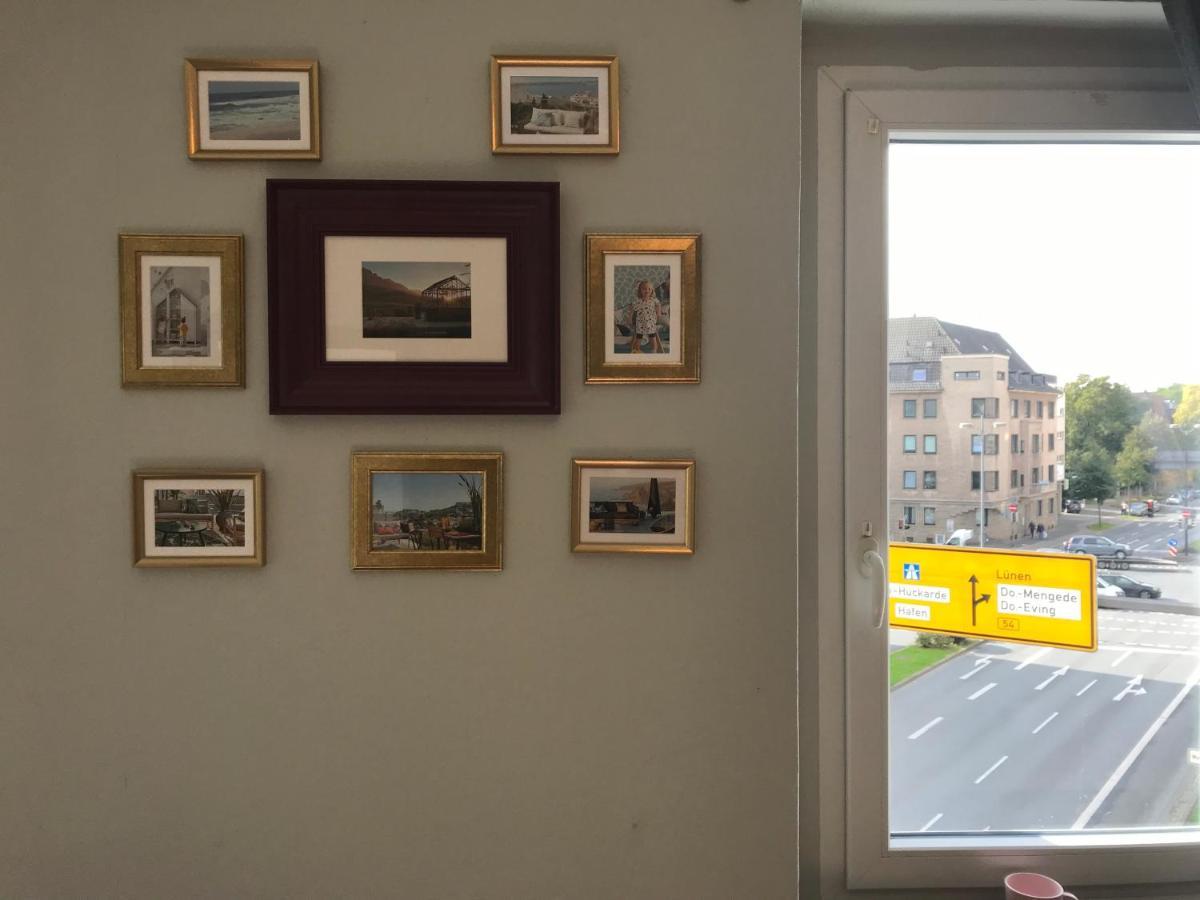 Tm Aparts Dortmund Zewnętrze zdjęcie A window with a yellow sticker