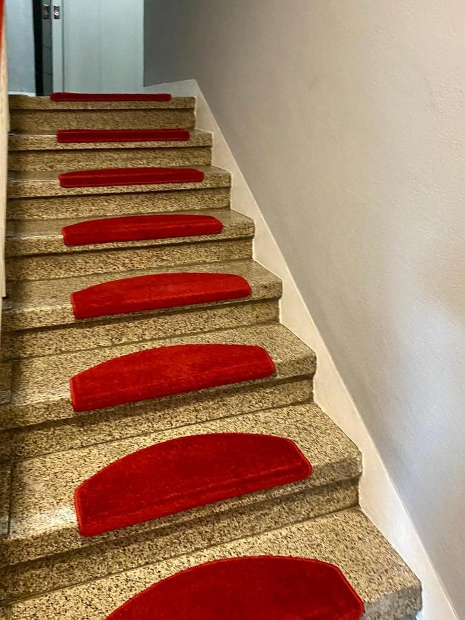 Tm Aparts Dortmund Zewnętrze zdjęcie Carpet on a staircase