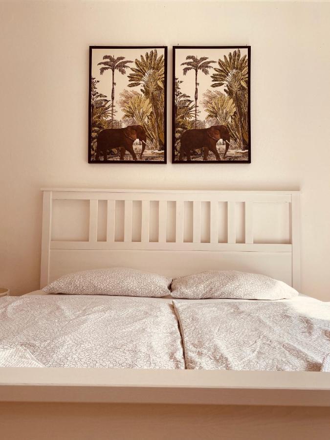 Tm Aparts Dortmund Zewnętrze zdjęcie A bed with a headboard
