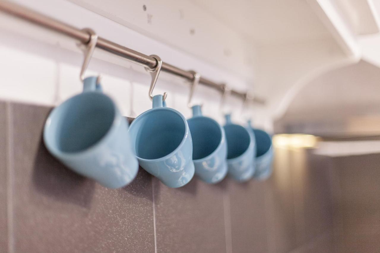 Tm Aparts Dortmund Zewnętrze zdjęcie Mugs hanging on a rail